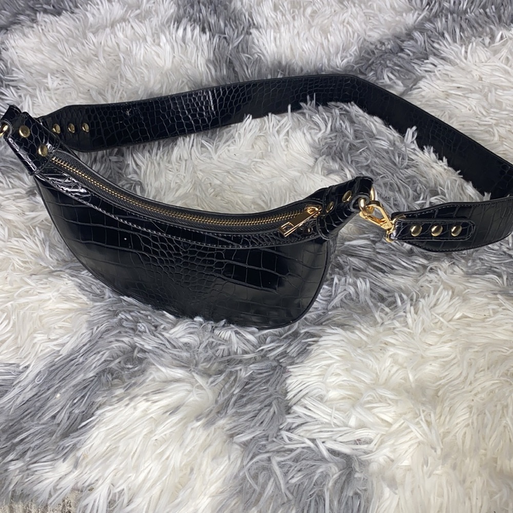 BLACK LEATHER REPTILE TEXTURED PURSE